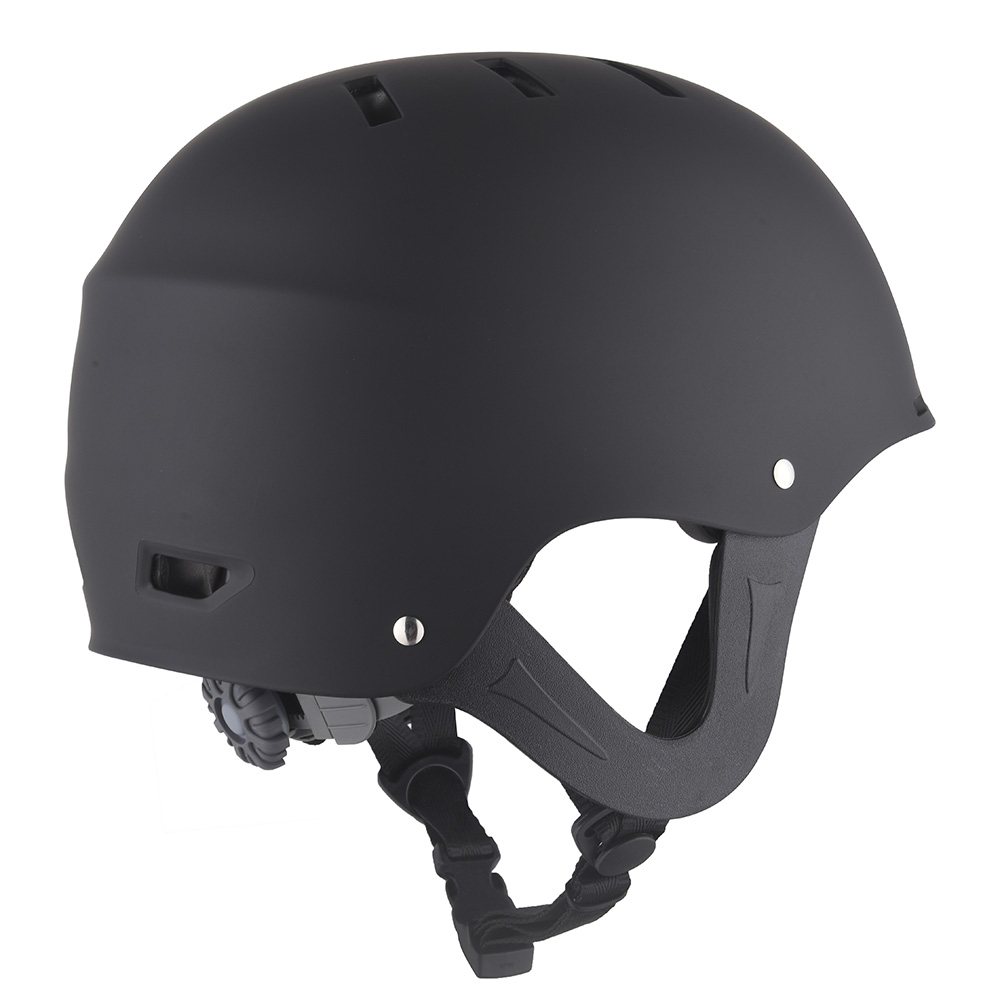 casco de rafting en rápidos