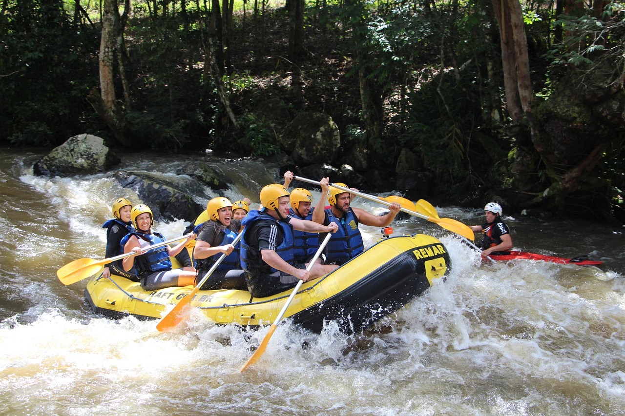 Protección superior con cascos de rafting diseñados por expertos 