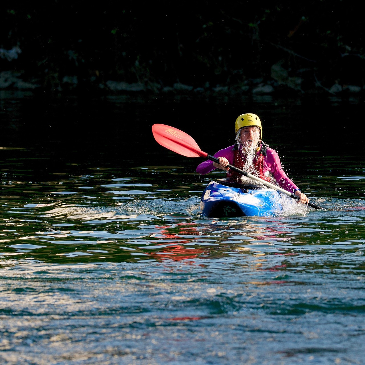 Navegue rápido con confianza con cascos de kayak premium