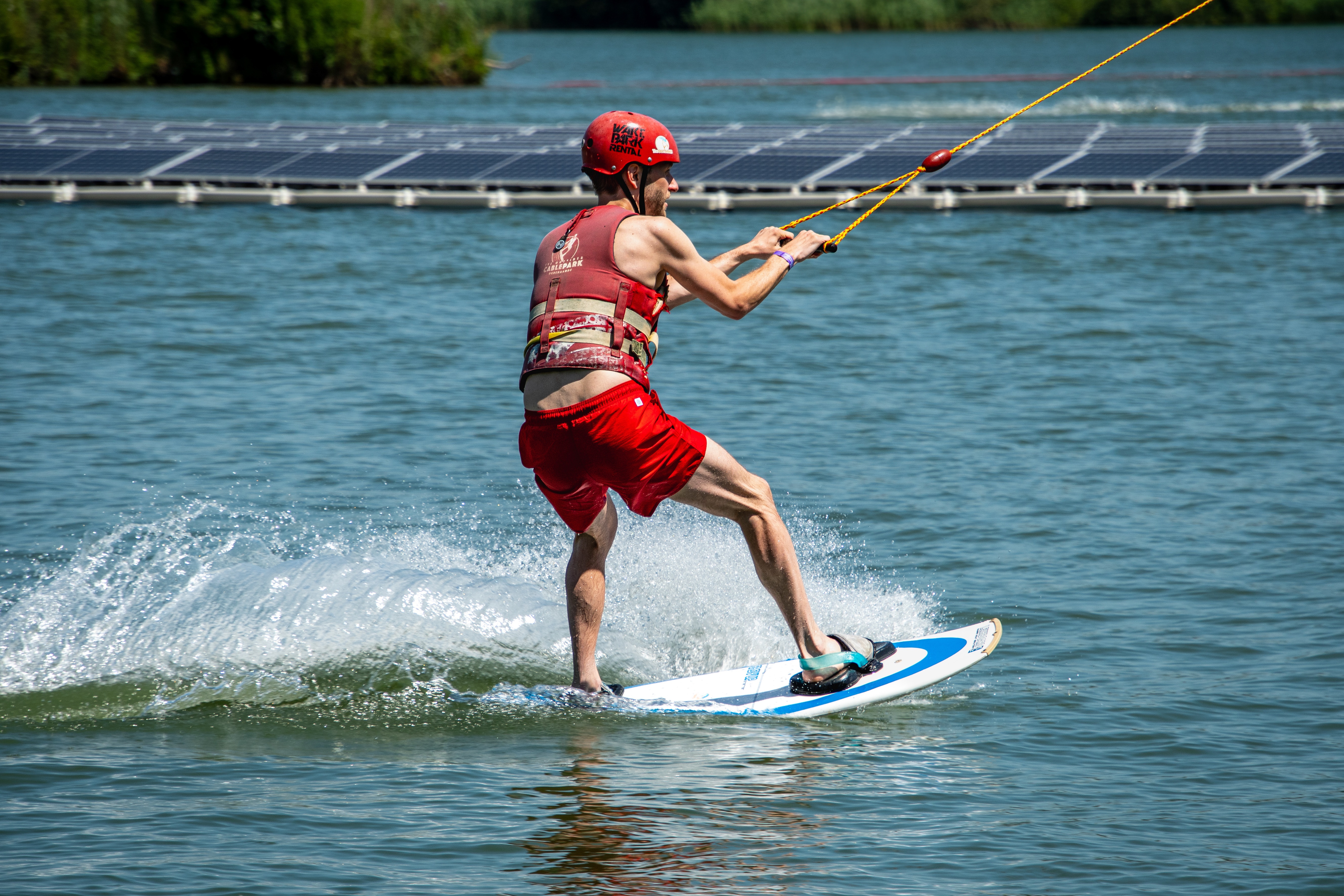 Elegir un casco para wakeboard: carcasa blanda o rígida